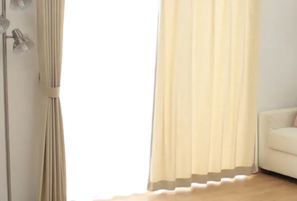 Flame-retardant curtain material