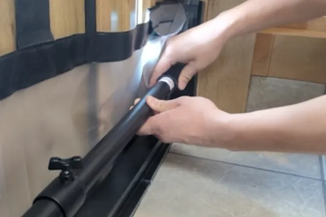 Turning the grip by hand to crimp it and fix it in place